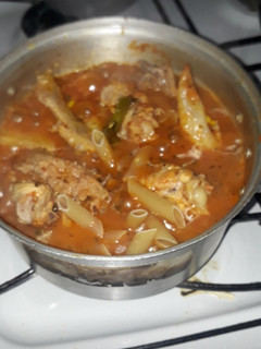 Una foto de Guiso de fideo y pollo jugoso/ Caldudo
