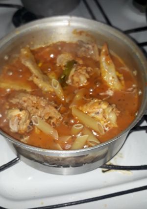Una foto de Guiso de fideo y pollo jugoso/ Caldudo