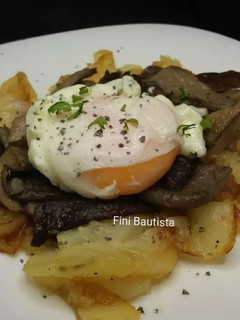 Una foto de Setas con patatas y huevo flor