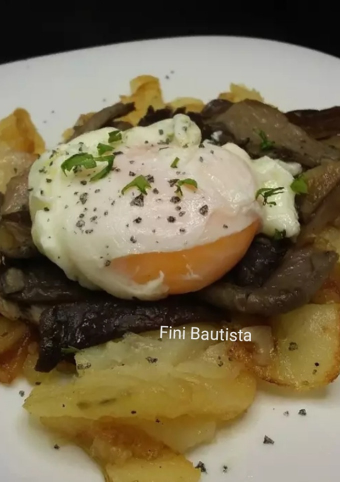Una foto de Setas con patatas y huevo flor