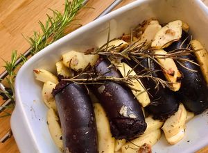 Hình của món Dồi Huyết Nướng Táo & Cỏ Xạ Hương (Thyme).