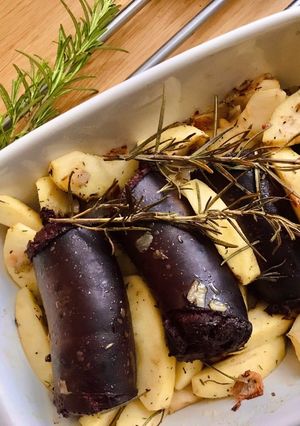 Hình của món Dồi Huyết Nướng Táo & Cỏ Xạ Hương (Thyme).