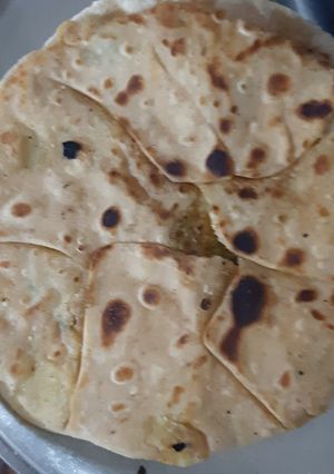 સ્ટફ આલુ પરાઠા (Stuffed Aloo Paratha Recipe In Gujarati) રેસીપી મુખ્ય ફોટો