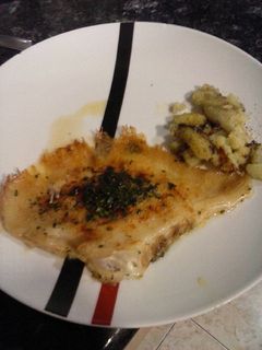 Una foto de Raya al vino blanco y patatas aromatizadas al ajo y perejil