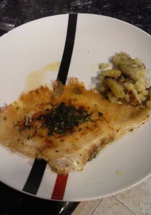Foto principal de Raya al vino blanco y patatas aromatizadas al ajo y perejil