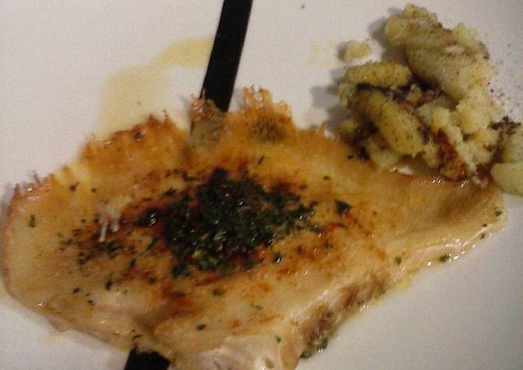 Raya al vino blanco y patatas aromatizadas al ajo y perejil