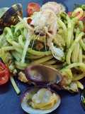 Spaghetti con canocchie, veraci, pesto diverso e pachino confit