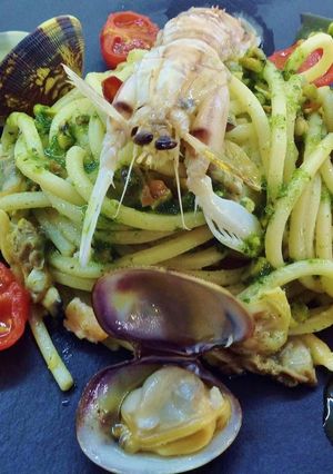 Foto di Spaghetti con canocchie, veraci, pesto diverso e pachino confit