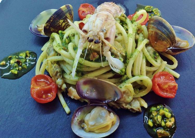 Spaghetti con canocchie, veraci, pesto diverso e pachino confit