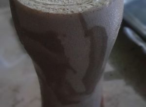 صورة لوصفة ميلك شيك الشوكولاتة مع السنكيرز