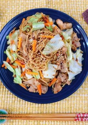A picture of Delicious Yakisoba (Japanese Fried Noodles) with Shiitake Powder.