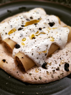 Una foto de Canelones de merluza, puré de fessolets y bechamel de olivada