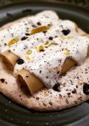 Una foto de Canelones de merluza, puré de fessolets y bechamel de olivada