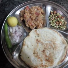 A picture of Chhole kulche.