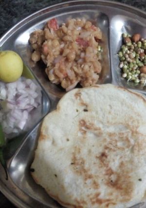 A picture of Chhole kulche.