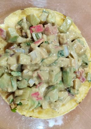 Una foto de Tsurimi con Aguacate y Tostadas
