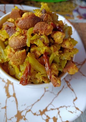 বড়ি দিয়ে লাউ ঘন্ট রেসিপির প্রধান ছবি