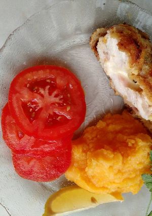 Una foto de Pechugas de pollo rellenas con jamón y queso, con puré mixto 