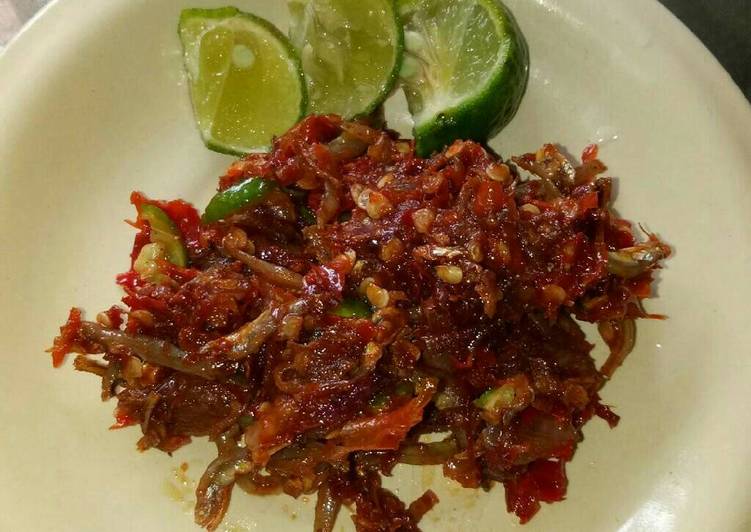 Resep Sambal terasi teri jeruk limau oleh Sari - Cookpad