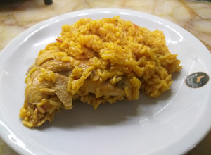 Una foto de Risotto con pollo (arroz amarillo)