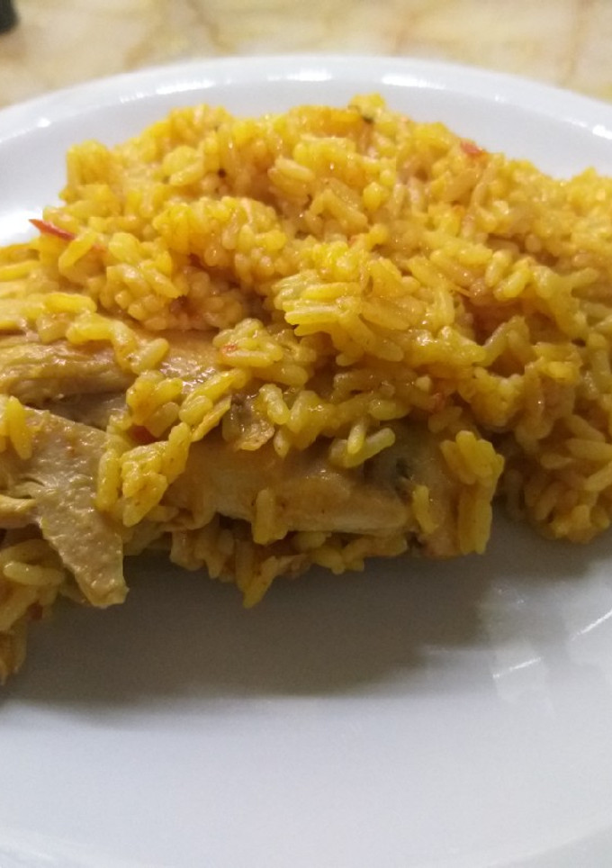 Una foto de Risotto con pollo (arroz amarillo)