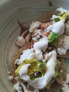Una foto de Sopes de pollo