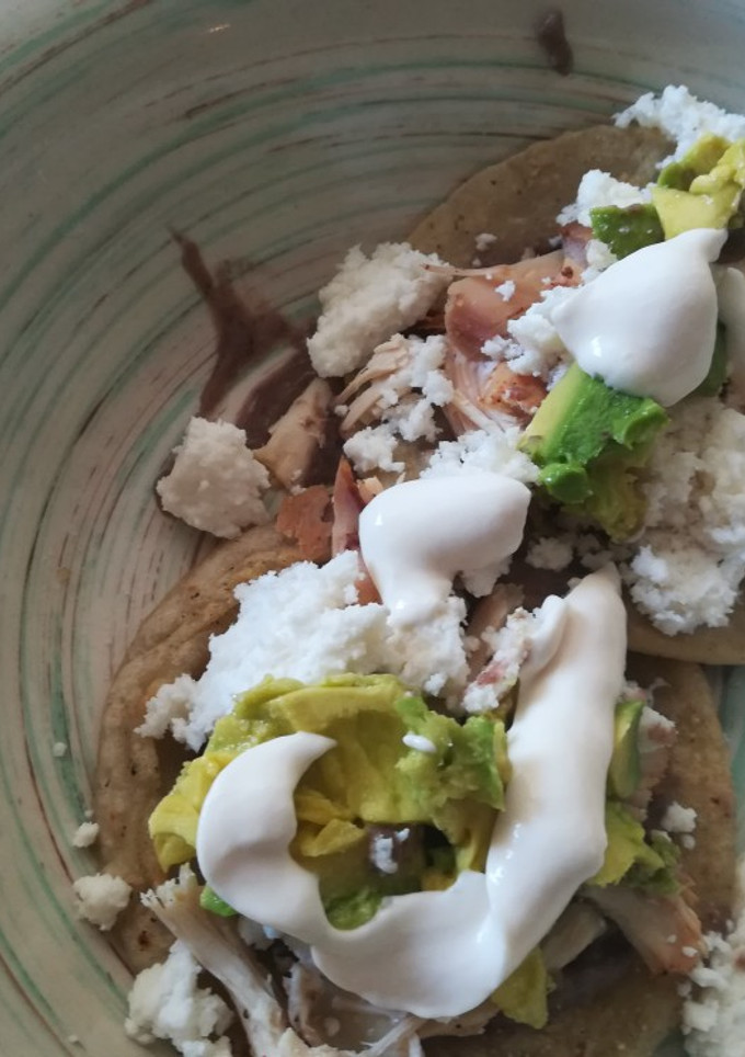Una foto de Sopes de pollo