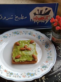 صورة لوصفة توست الأفوكادو بالموز 🥑🍌