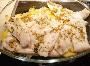 Foto principal de Merluza con cama de patatas al horno