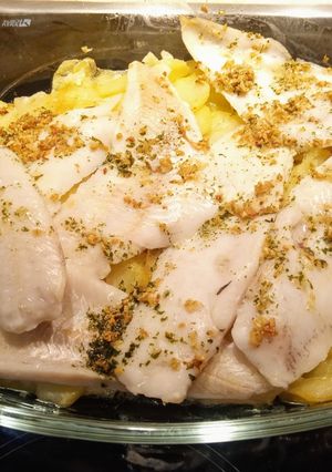 Una foto de Merluza con cama de patatas al horno