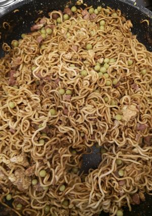 Une photo de Nouilles chinoises sauce soja avec lardons et omelette