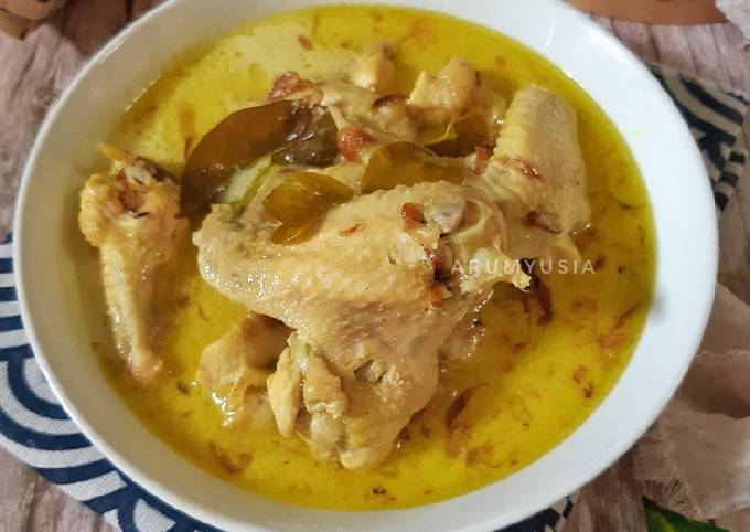 Opor Ayam Bumbu Kuning