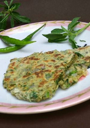 A picture of Methi parantha.