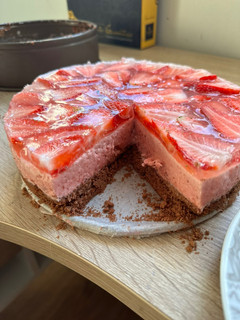 Una foto de Tarta de mousse de fresa