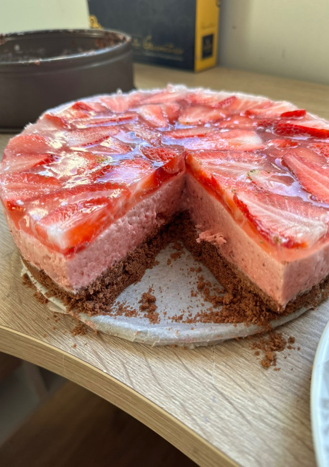 Una foto de Tarta de mousse de fresa
