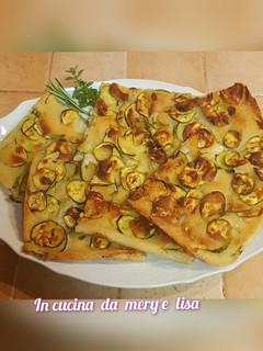 A picture of Schiacciata senza glutine, con farina di riso e zucchine.