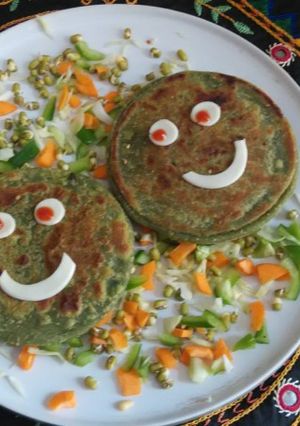 સ્પ્રાઉટ સ્માઇલિ સેન્ડવિચ (Sprout Smiley Sandwich Recipe In Gujarati) રેસીપી મુખ્ય ફોટો