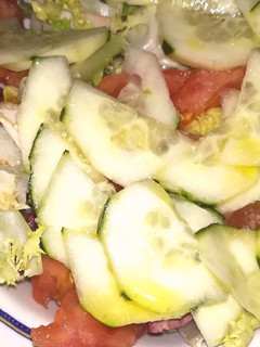 Una foto de Hoy, ensalada con pepino al limón