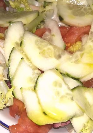 Foto principal de Hoy, ensalada con pepino al limón