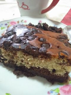 Φωτογραφία της συνταγής Σιροπιαστό κέικ με σταγόνες σοκολάτας