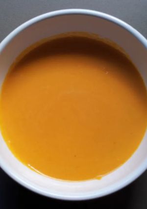 Una foto de Crema de Calabaza 🎃 con nata (Olla Exprés)