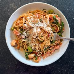 A picture of Linguine with Prawns, Chili, and Bacon.