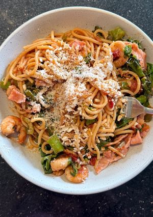 A picture of Linguine with Prawns, Chili, and Bacon.