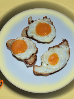 Una foto de Huevos fritos “partiendo de huevo congelado “