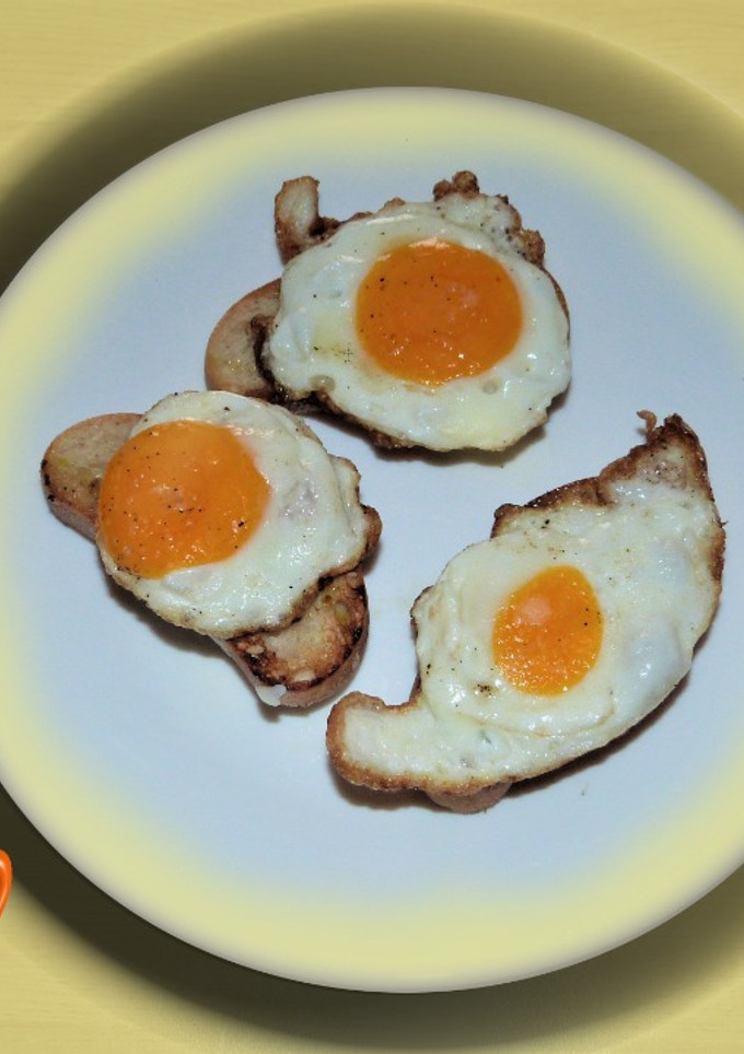 Una foto de Huevos fritos “partiendo de huevo congelado “
