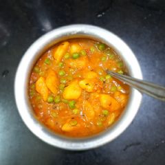 A picture of Aloo matar sabji.