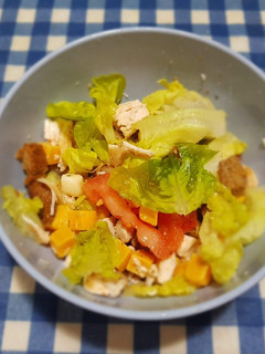 Una foto de Ensalada de pollo y queso