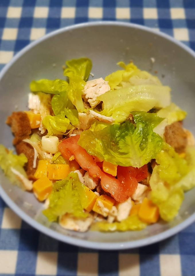 Una foto de Ensalada de pollo y queso