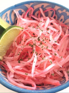 Una foto de Ensalada de rábanos largos con agua de azahar
