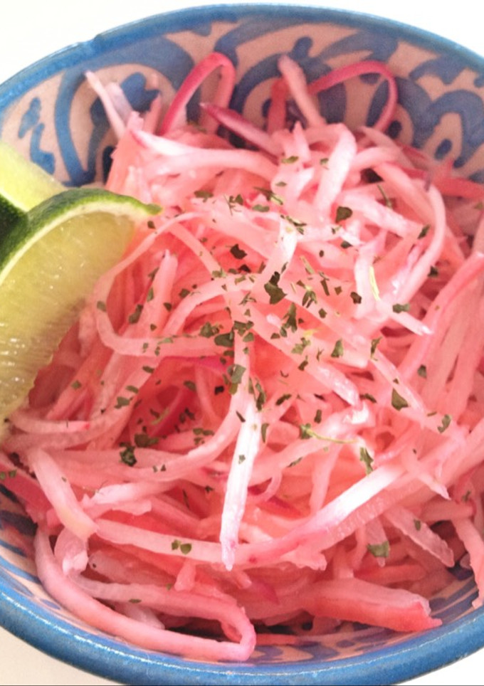Una foto de Ensalada de rábanos largos con agua de azahar